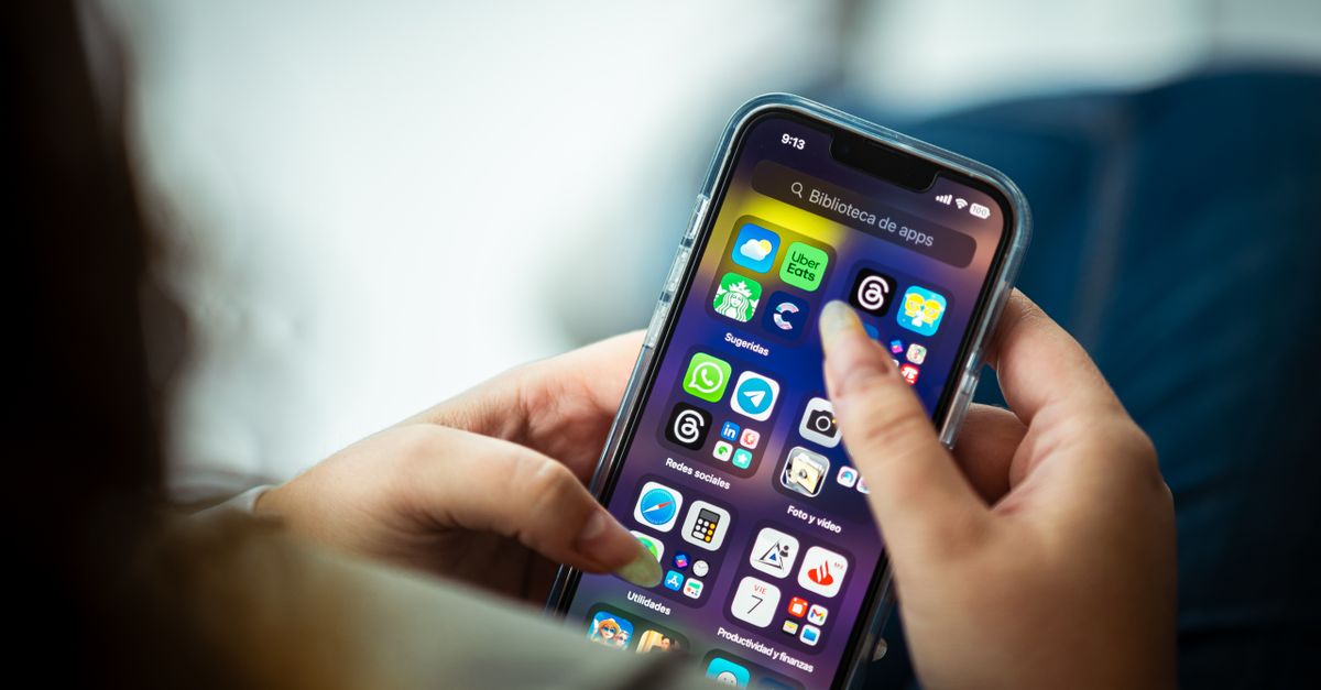 Wizix team designing and building a cross-platform mobile app with Flutter and React Native